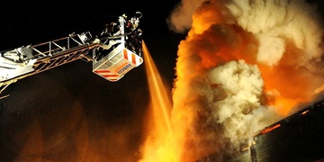 Žhář zapálil auto, stařík málem uhořel ve starém domě a další zákroky hasičů dnes v noci