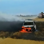 Požár osobního vozidla uprostřed pole
