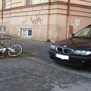 Cyklista, jedoucí velmi vysokou rychlostí po chodníku, se střetl s osobním vozem