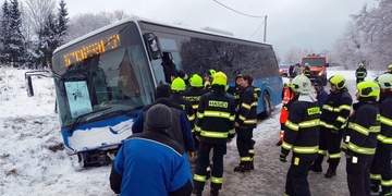 Autobus plný dětí skončil v silničním příkopu