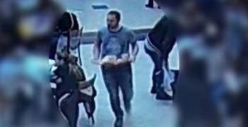 Nepochopitelný útok v OC Olympia šetří policie - poznáte útočníka?