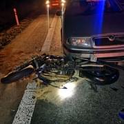 Motorkář čelně narazil do neosvětleného auta