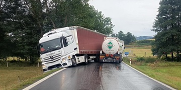 Dva kolosy se na úzkou silnici nevešly