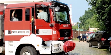 Blesk udeřil do řeky přímo v centru Plzně a kolem města jsou lokální záplavy