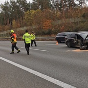 Střet osobního auta s dodávkou na dálnici D5