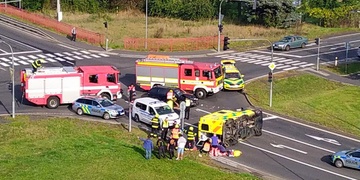 Sanitka s pacientem se po střetu s autem převrátila na bok