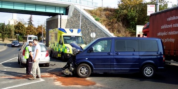 Střet vozů blokuje Jateční ulici v Plzni