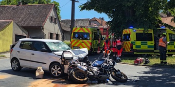 Vážná dopravní nehoda - střet osobního vozu s motorkou