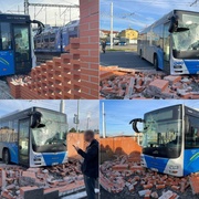 Autobus projel zdí