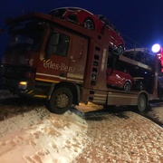 Kamion zůstal doslova viset na kruhovém objezdu