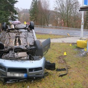 Najel do auta v protisměru, ujel od nehody a v dalším městě pak narazil do autobusové zastávky
