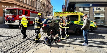 Střet osobního vozu s jezdkyní na koloběžce