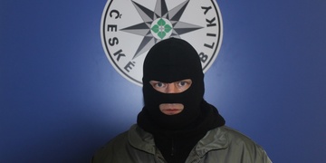 V práci bojuje proti těm nejhorším zločincům, ve volnu za nemocné děti