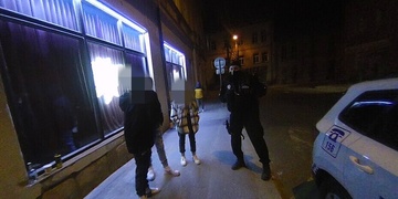 Opilé děti i napadený muž v centru Plzně