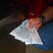 Barman v Pražské ulici vykradl šéfovi trezor