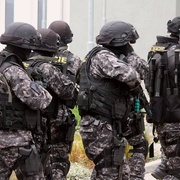 Policisté z Krajské zásahové jednotky v noci lovili muže z řeky 