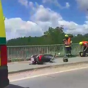 Skútrista se v tričku a kraťasech smýkal téměř 15 metrů po asfaltu