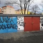 Fanoušci Slávie posprejovali v Plzni garáže