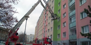 K muži museli hasiči pomocí plošiny