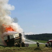 Kombajn shořel a oznamovatel v dobré víře hasičům zkomplikoval práci