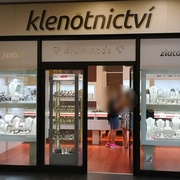 Ze zlatnictví si odnesl šperky za téměř dvě stě tisíc
