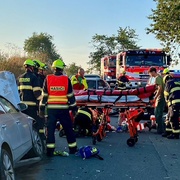 Motorkář se čelně střetl s předjíždějícím autem