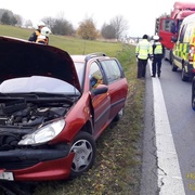 Při střetu kamionu a dvou aut byl zraněn muž