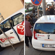 V centru Plzně skončilo auto na chodníku