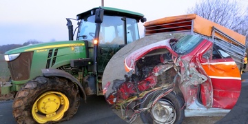 Řidička se čelně střetla s protijedoucím traktorem