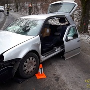 Řidič po nárazu do stromu zůstal zaklíněný ve voze