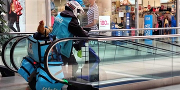 Bezohledný rozvozce Woltu na skútru opakovaně ohrožuje nakupující v Tesco na Rokycanské