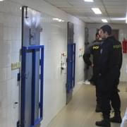 Opilec po policistech plival a křičel, že je infekční