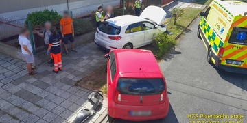 Trosky z nehody smetly náhodně procházející ženu