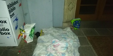 Těžce opilý otec spal s šestiletým synem na ulici