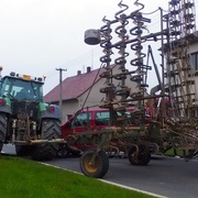 Projíždějící traktor přeoral zaparkovanou dodávku