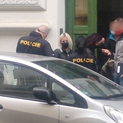 V centru Plzně před chvíli přepadli pošťačku