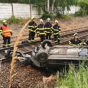 Řidič za jízdy zřejmě zkolaboval a s autem se převrátil do kolejiště