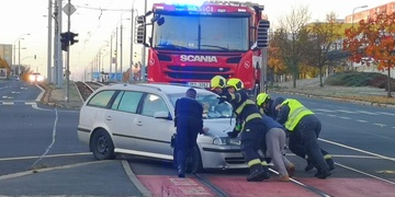 Auto v kolejišti