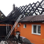 Na rodinném domě shořela střecha