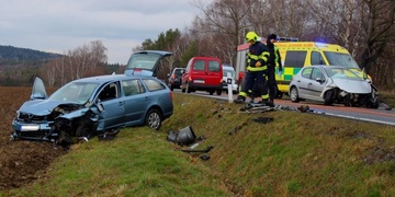 Čelní střet dvou vozidel u Nezbavětic