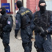 V noci zadrželi celníci pašeráka lidí, ve voze měl 15 utečenců ze Sýrie