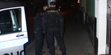 Vloupal se do ordinace i bytu a pak se schovával za trámem