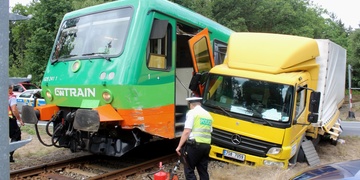 Vlak smetl nákladní auto, výstražná signalizace přejezdu nefungovala!