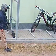 Policie pátrá po muži, který kradl na Nepomucku