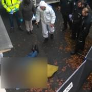 Tělo mrtvého muže nalezli přímo ve vjezdu do garáže