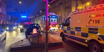 Střet osobního vozu s tramvají