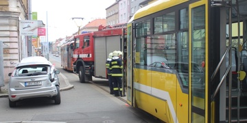 Na Slovanské se střetlo auto s tramvají, na místě tři zranění