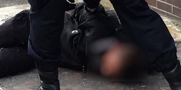 18letý recidivista pod vlivem drog se vloupal do domu i do auta