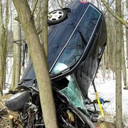 Řidič zůstal zaklíněn ve voze mezi stromy - nehodu nepřežil