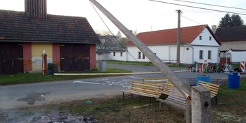 Podřezaná májka poškodila O2